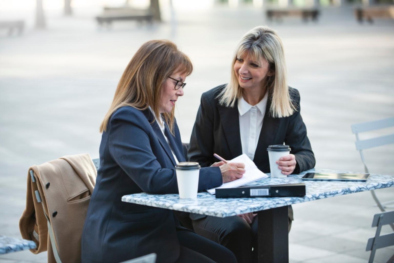 Modernes Bürogebäude in Warburg mit Blick auf die Hauptstraße