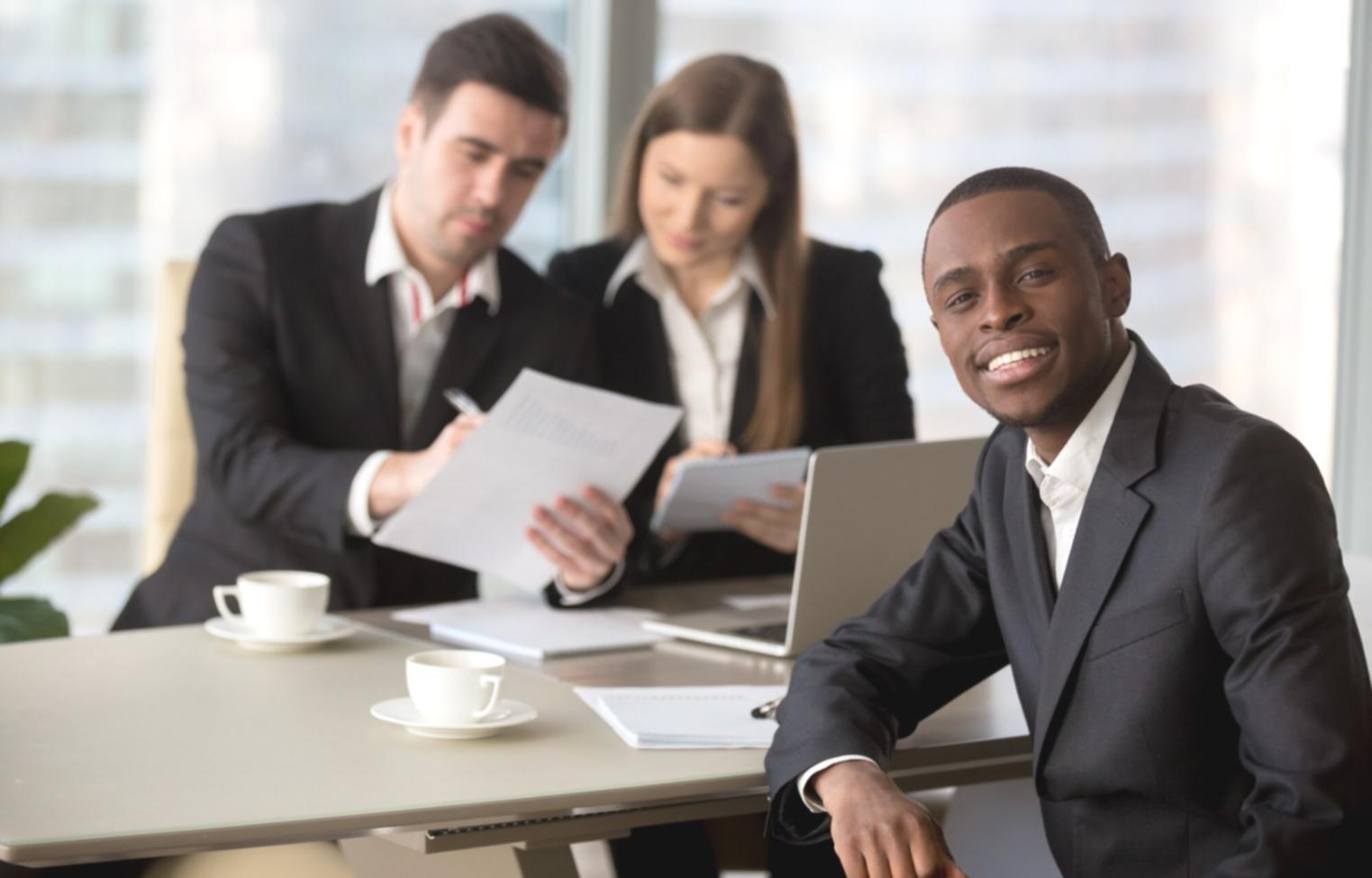 Moderne Büroumgebung mit Technologie-Infrastruktur