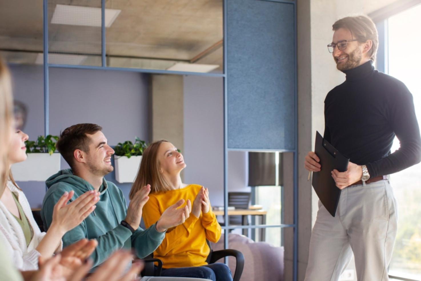 Professioneller Arbeitsplatz mit modernen Finanztools